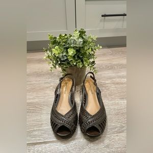 Hillard & Hanson size 7 low wedge heel